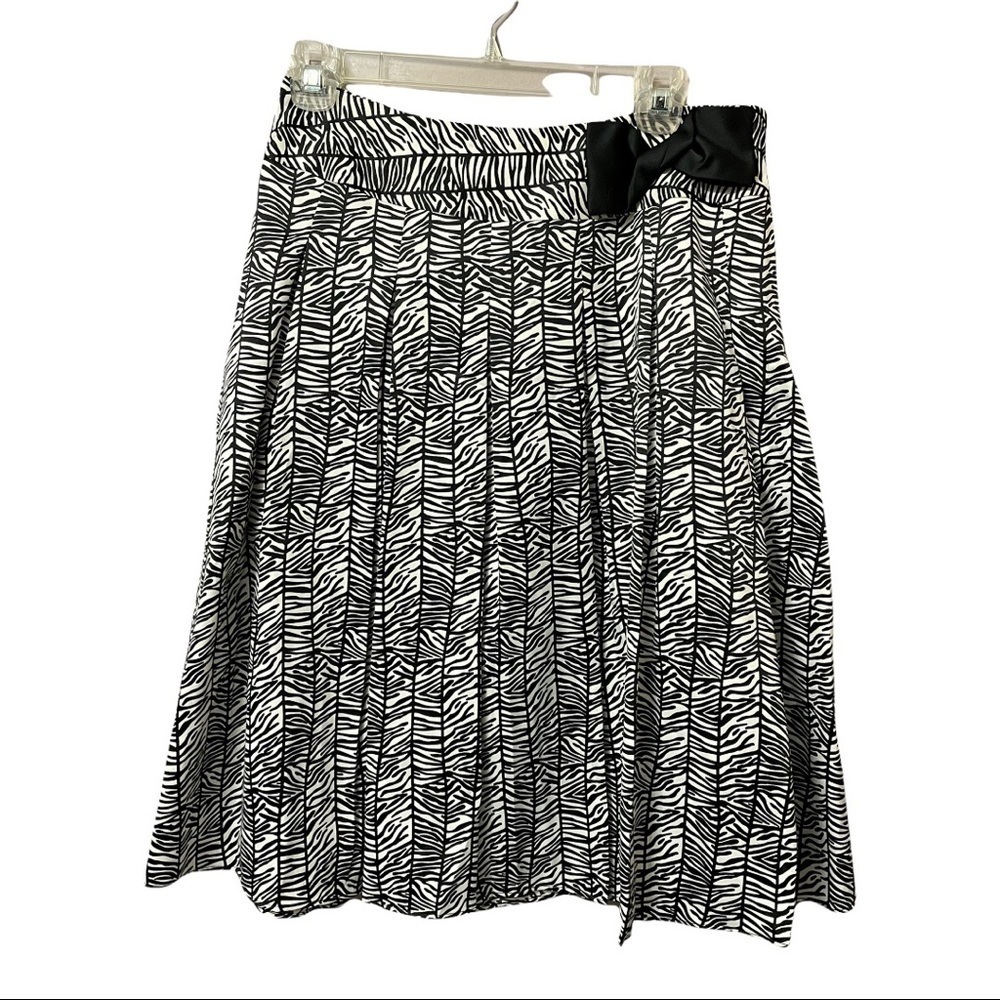 Black/white mini abstract zebra print pleated A-line skirt w/ black twisted bow.